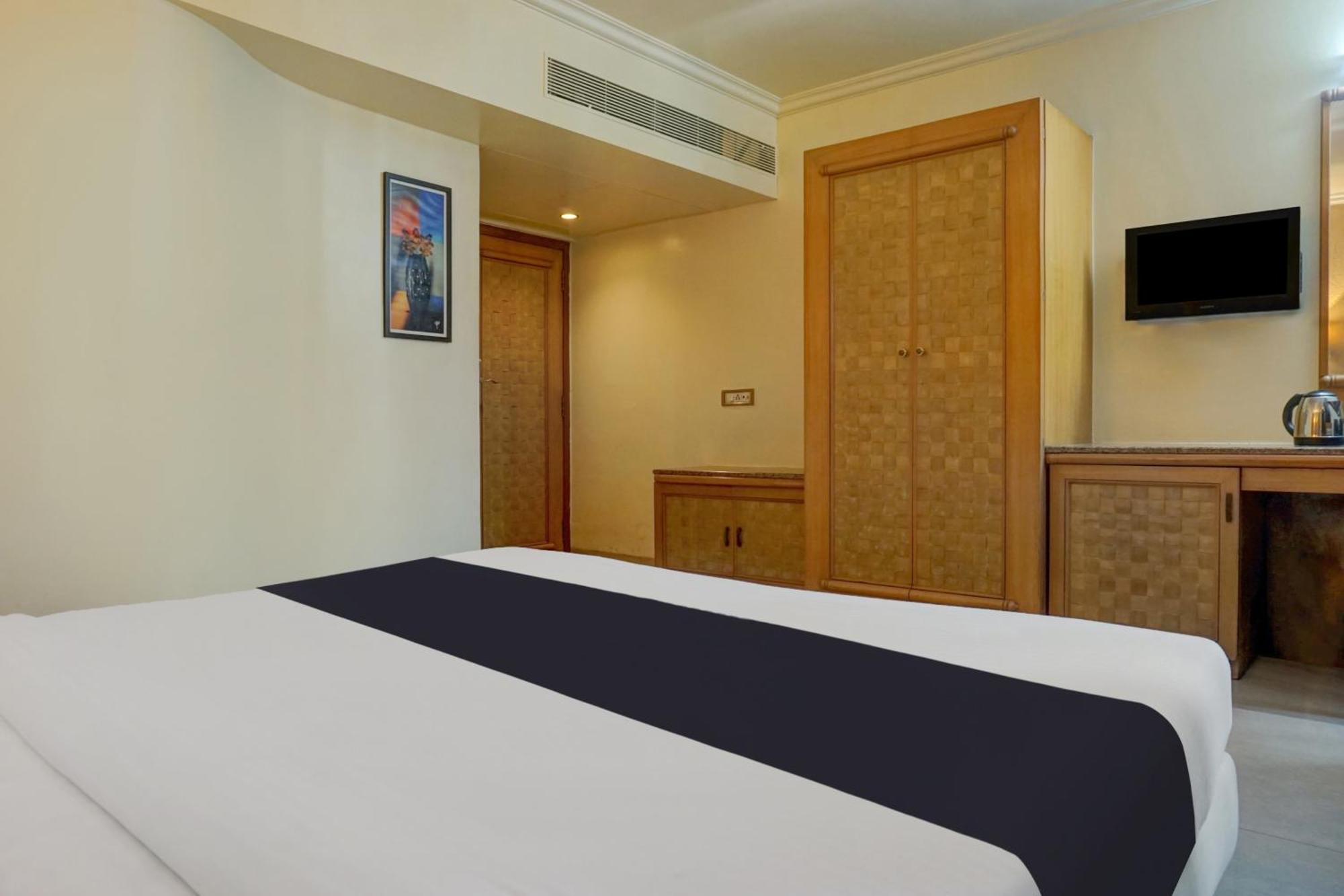 Townhouse Oak Orchard Hotel Pune Exterior photo