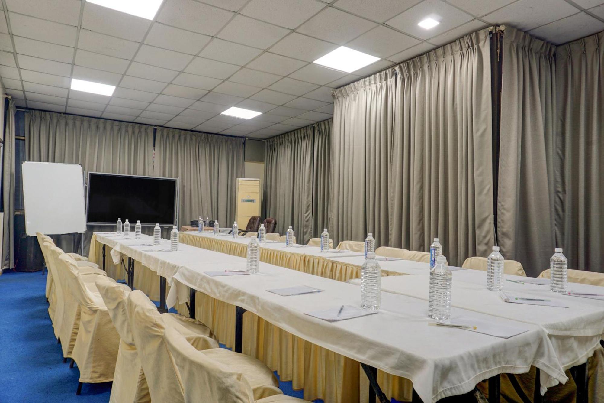 Townhouse Oak Orchard Hotel Pune Exterior photo